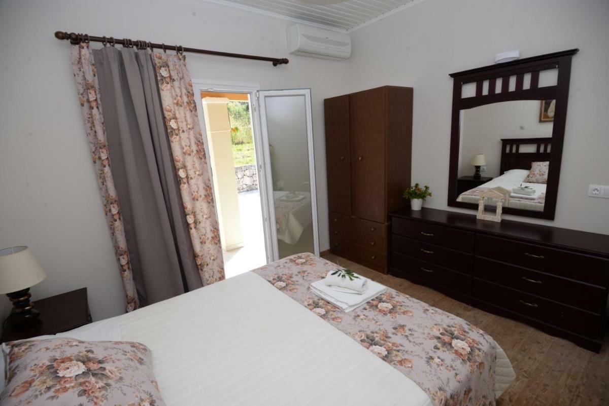 Villa The Olive Grove House Kassiopi Esterno foto